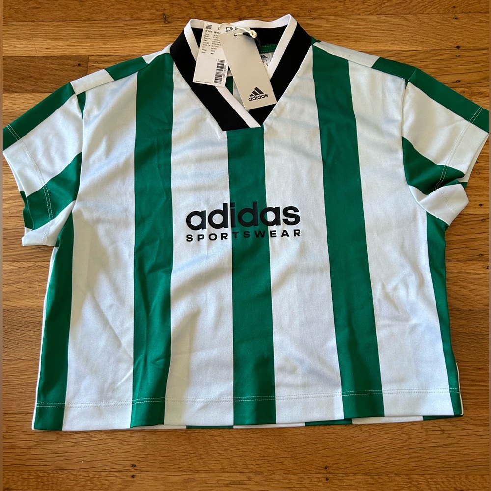Cropped adidas green and white top